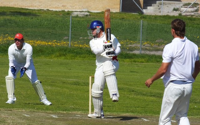  Johathan Doyle kap die bal vir 'n vier in sy beurt van 66 lopies